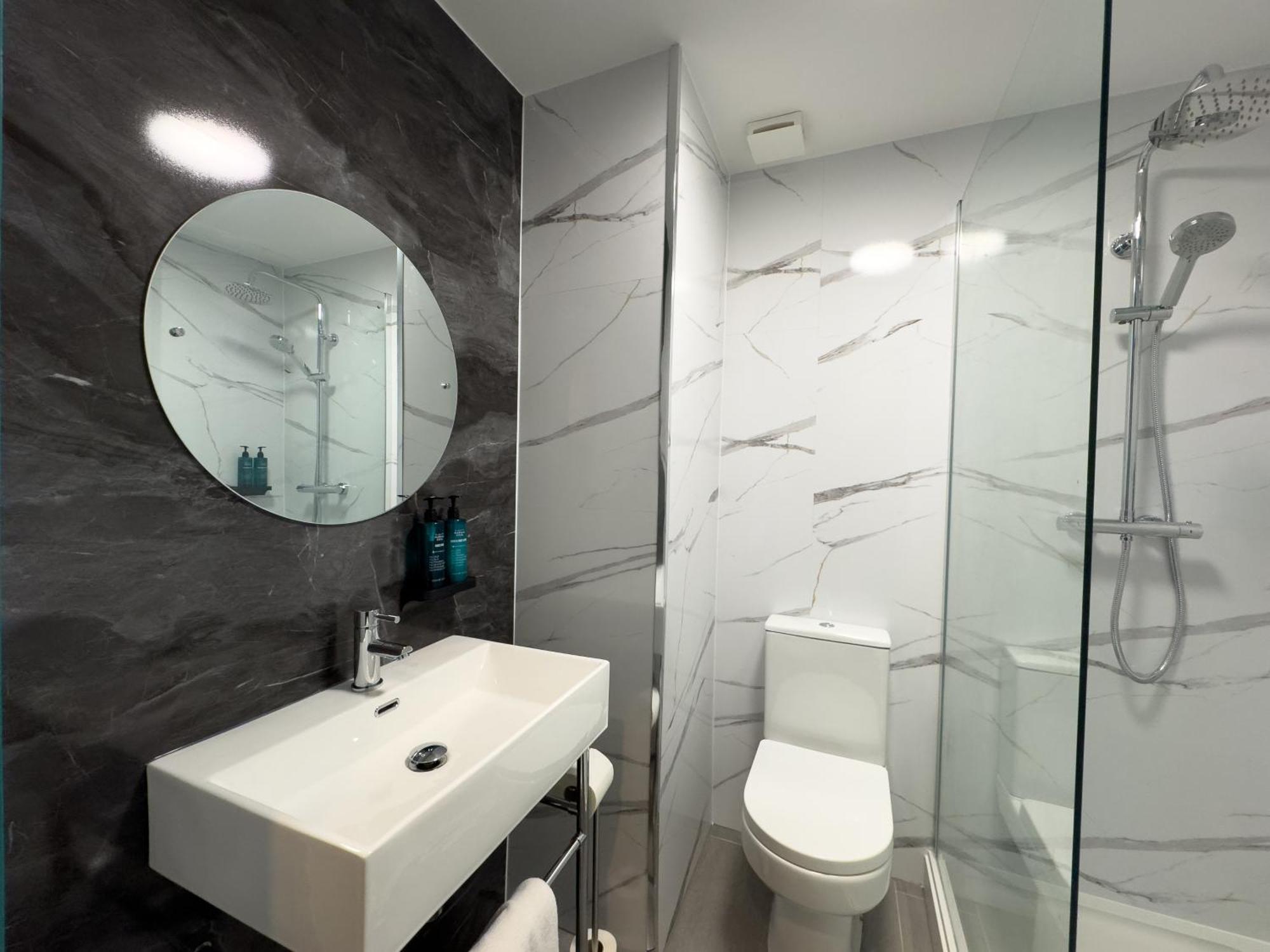 Family Room with 1 Double and 1 Twin Bed - Non-Smoking,1758266912:JPEG