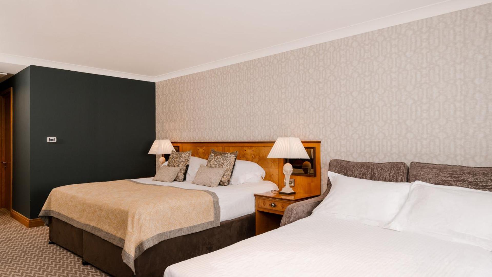 Deluxe Family Room,1661631111:JPEG