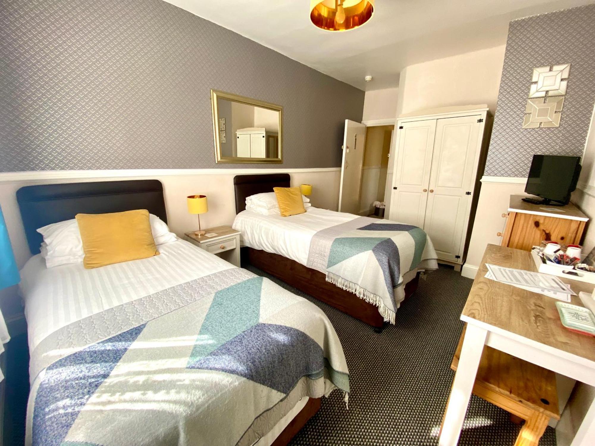 Twin Room,1670698909:JPEG
