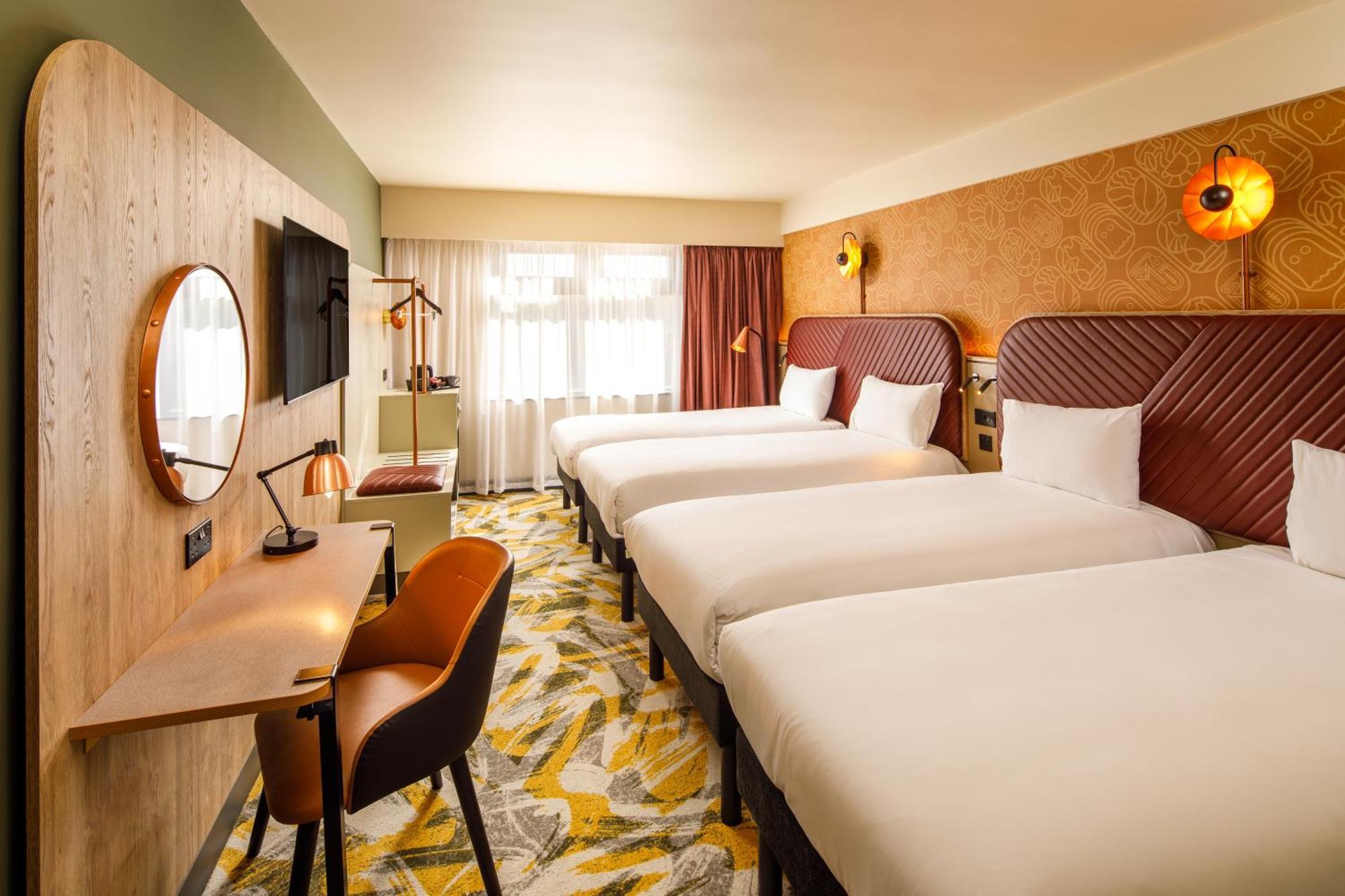 Quadruple Room with four single beds,1672564419:JPEG