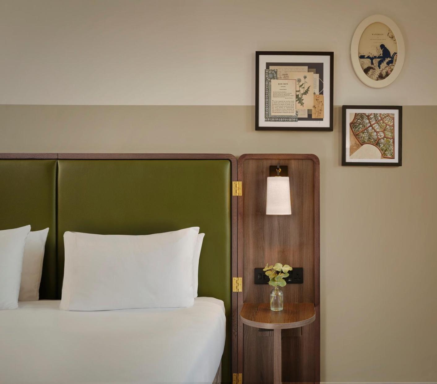 Classic Room 1 Queen Size Bed,1704838098:JPEG