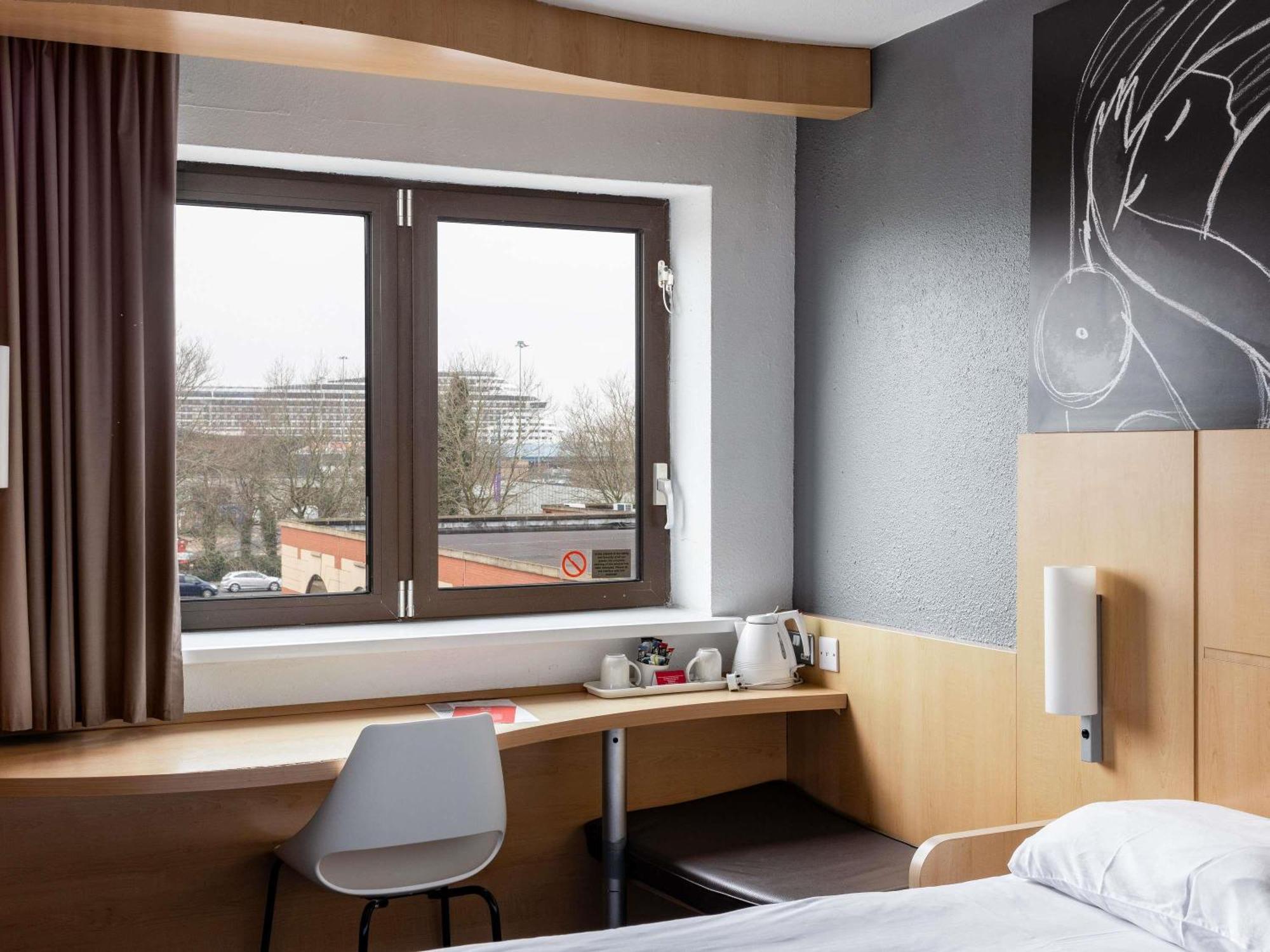 Standard Twin Room with Harbour View