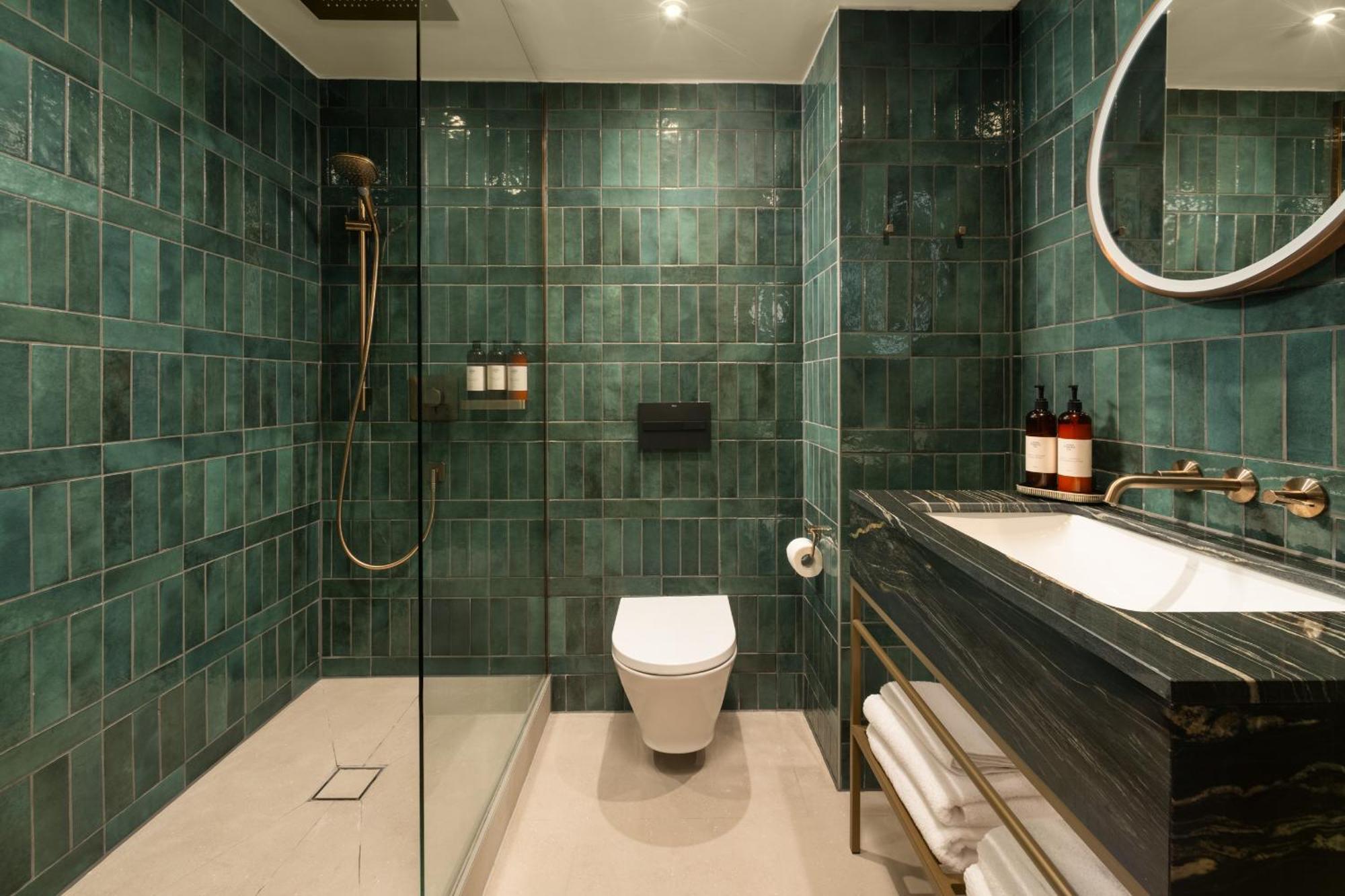 SNUG King (with complimentary minibar),1746812906:JPEG