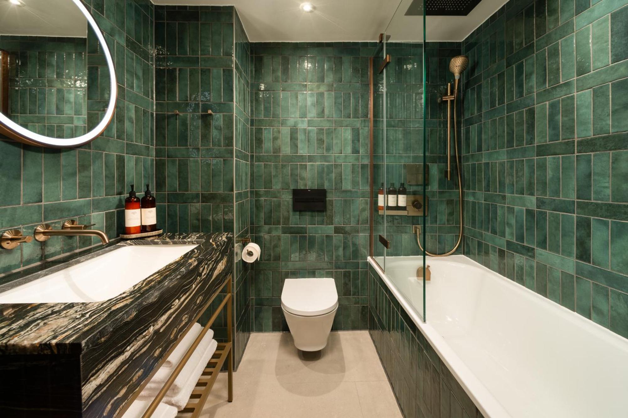 EXPLORE + BALCONY King (with complimentary minibar),1746812162:JPEG