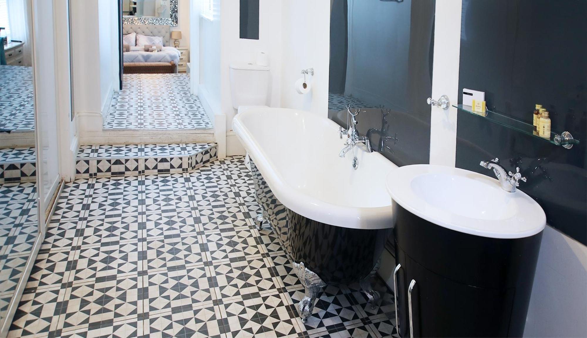 Executive Suite,1747080853:JPEG