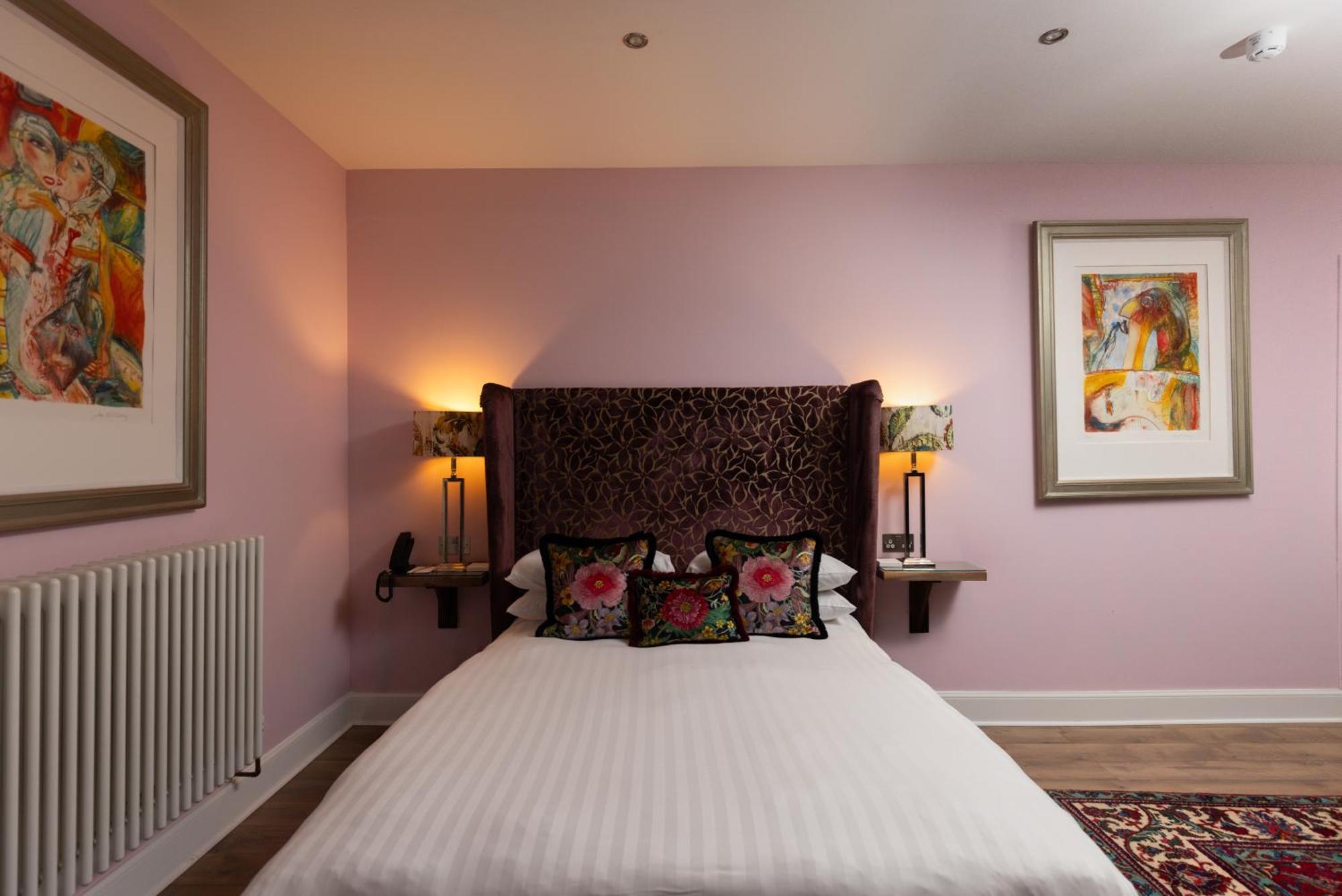 Studio Apartment with Lower ground floor access. Limited Views.,1756556683:JPEG