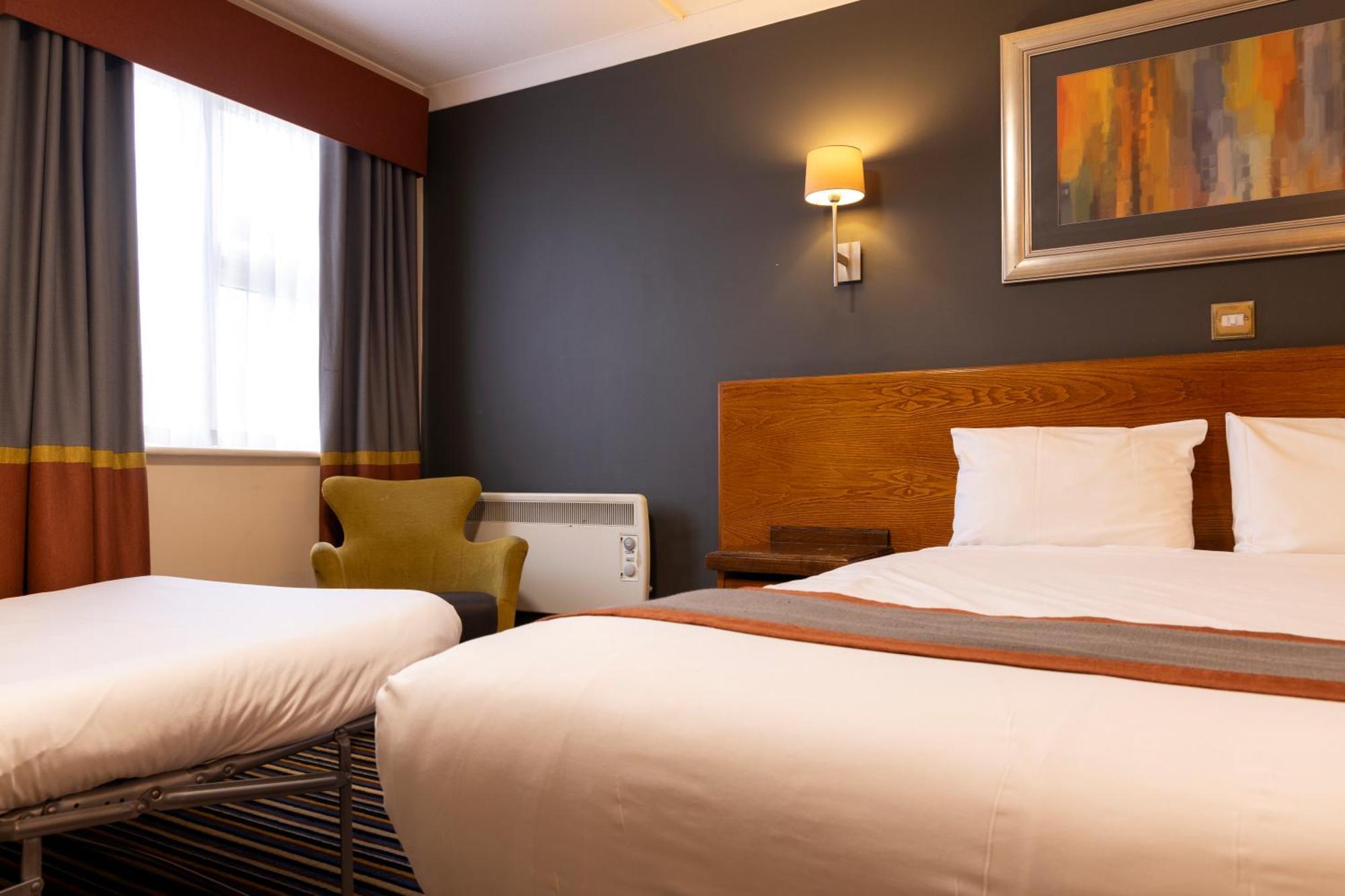 Family Room,1758263325:JPEG