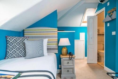 Single Room,1758342140:JPEG