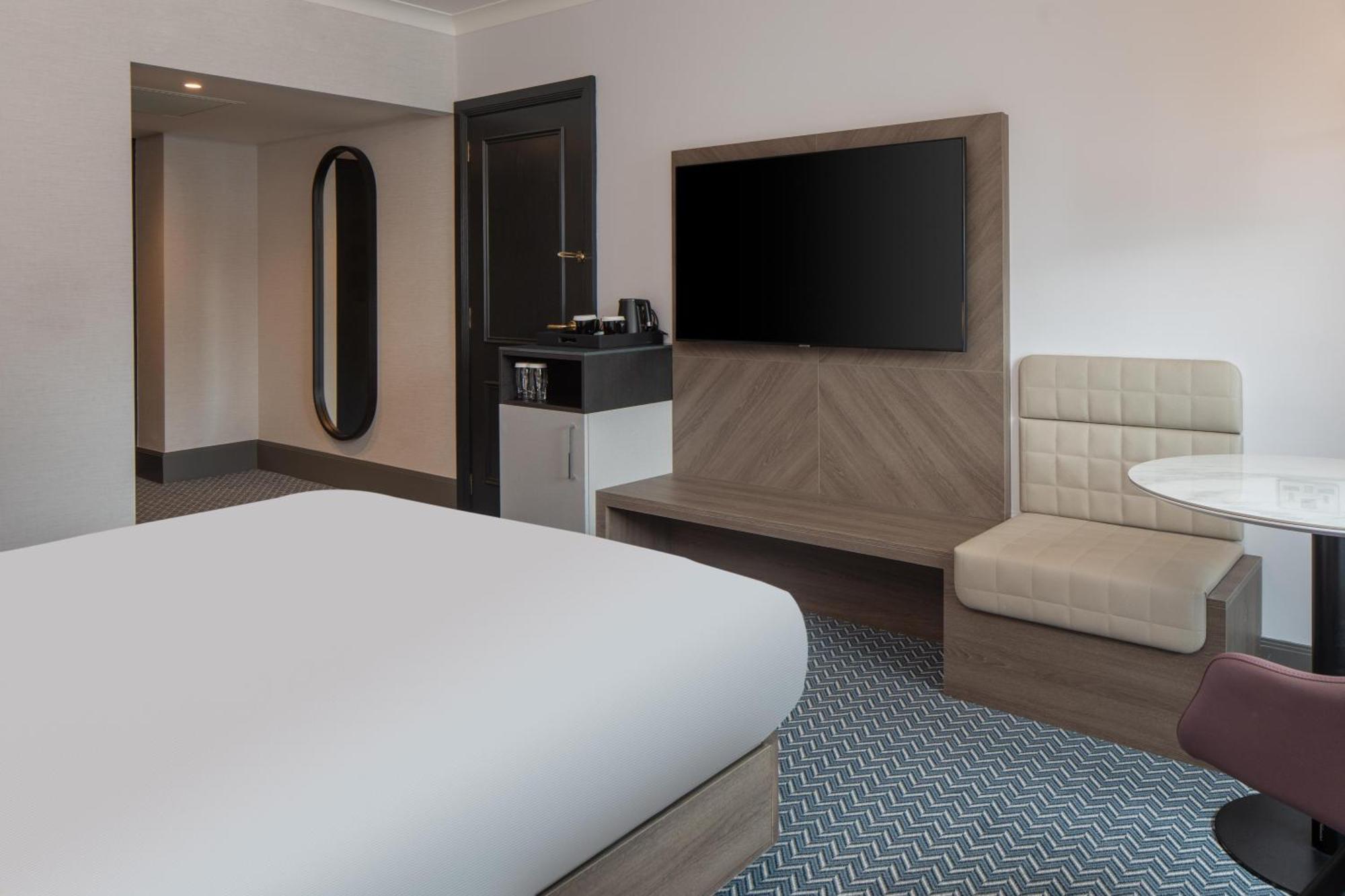 Queen Room with Roll-in Shower - Mobility Accessible