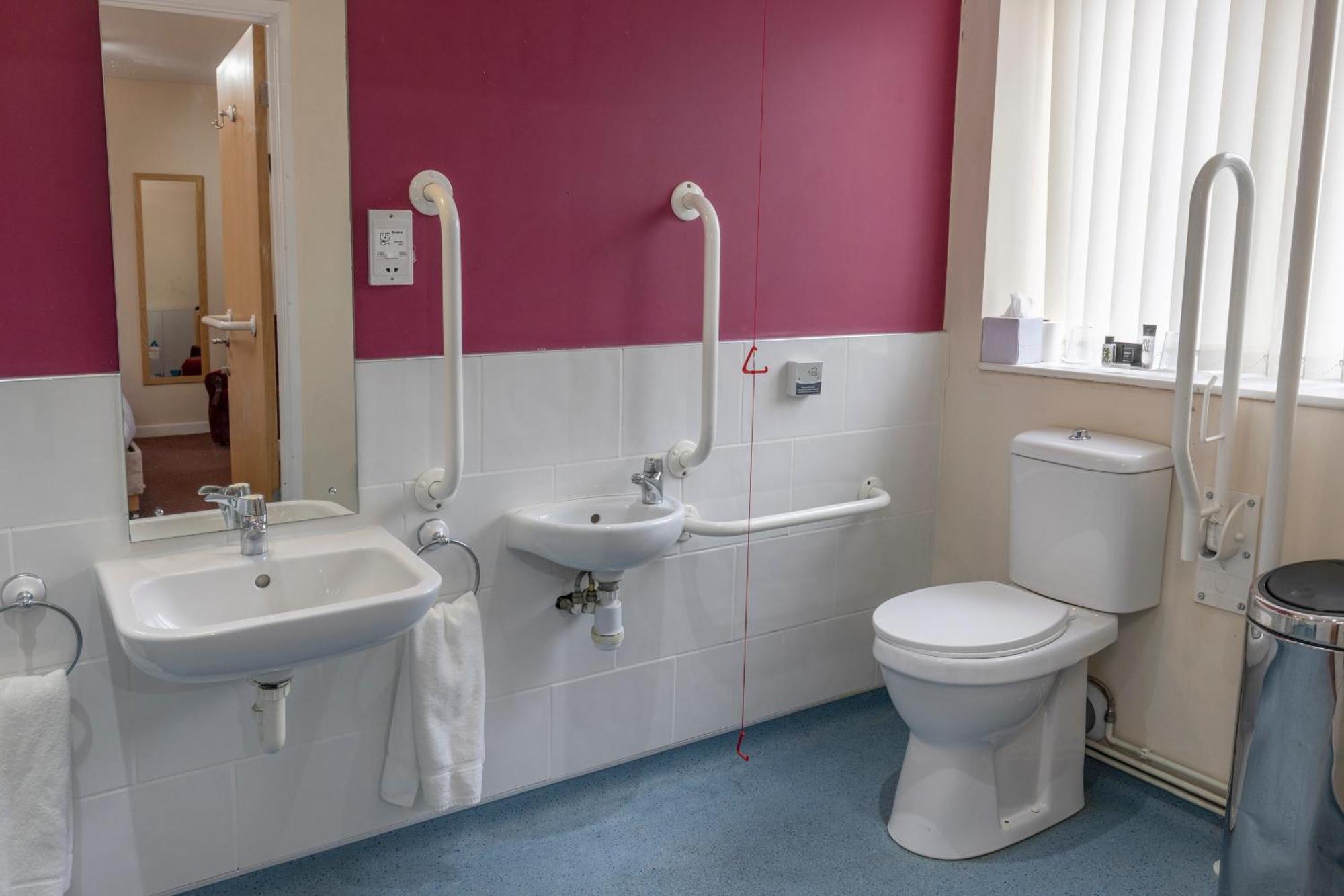 Standard Twin Room with Walk-In Shower - Disability Access/Non-Smoking