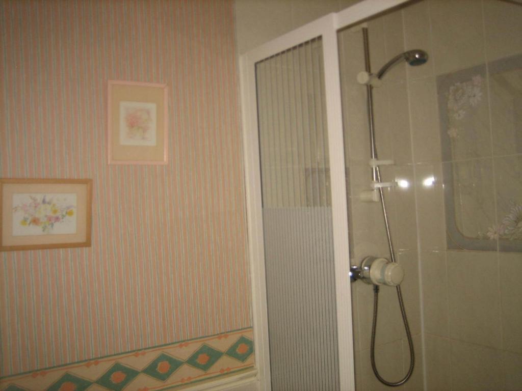 Standard Double Room with Shared Bathroom,17915729:JPEG