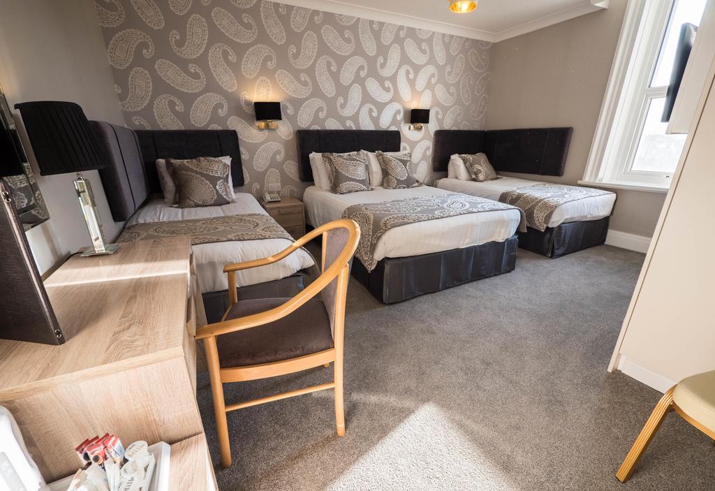 Family room (sleeps 3)