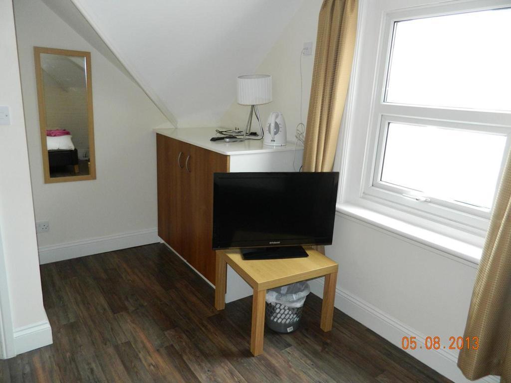 Single Room with Shared Bathroom,762834778:JPEG