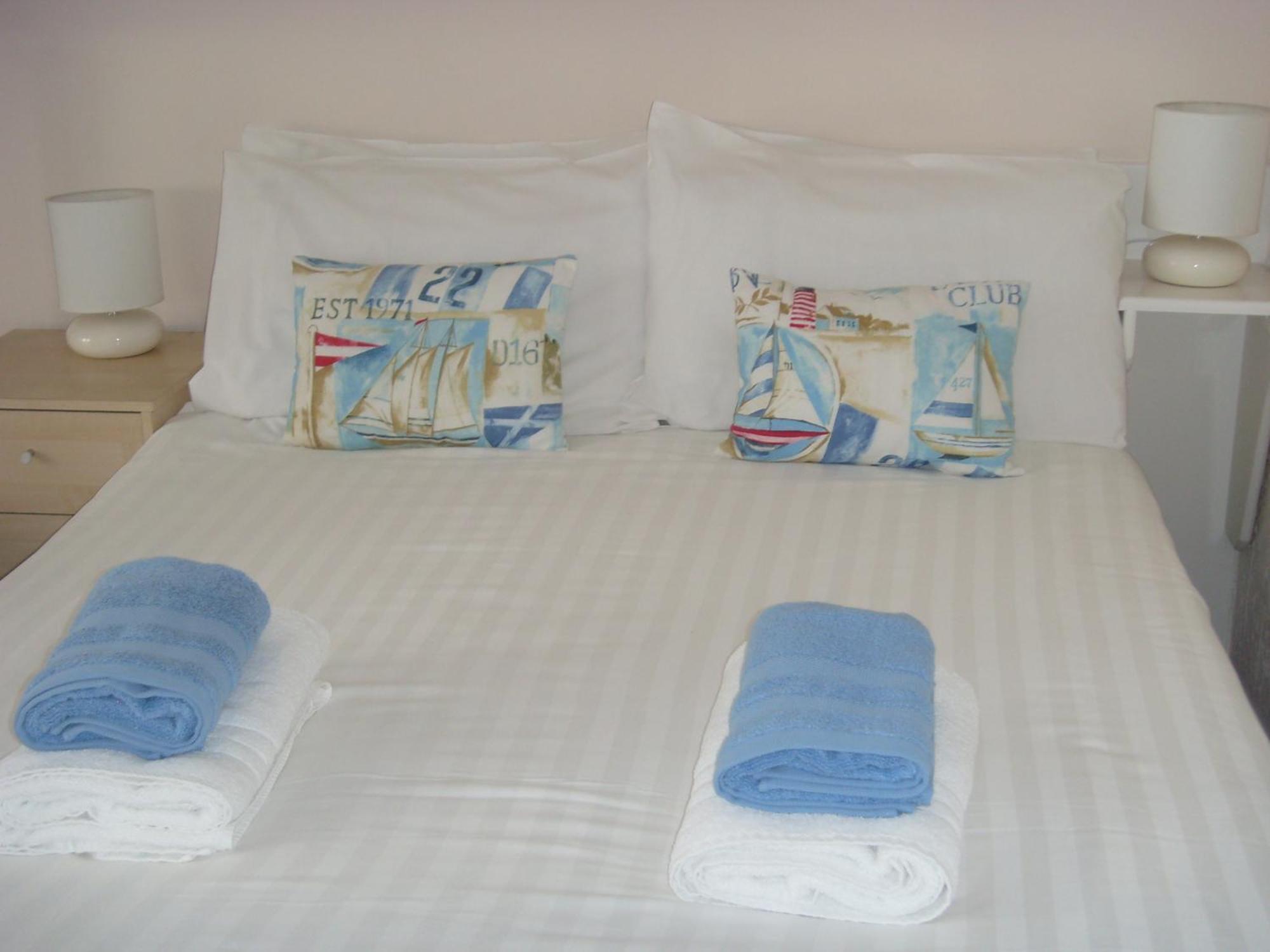 Family Room with Shower,394098963:JPEG