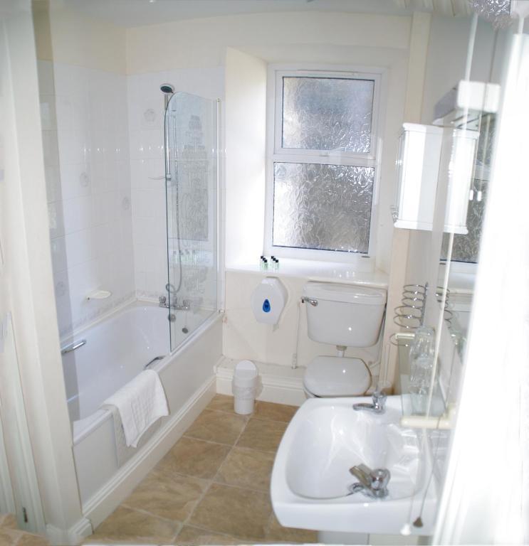 Family Room (2 Adults + 1 Child),27959825:JPEG