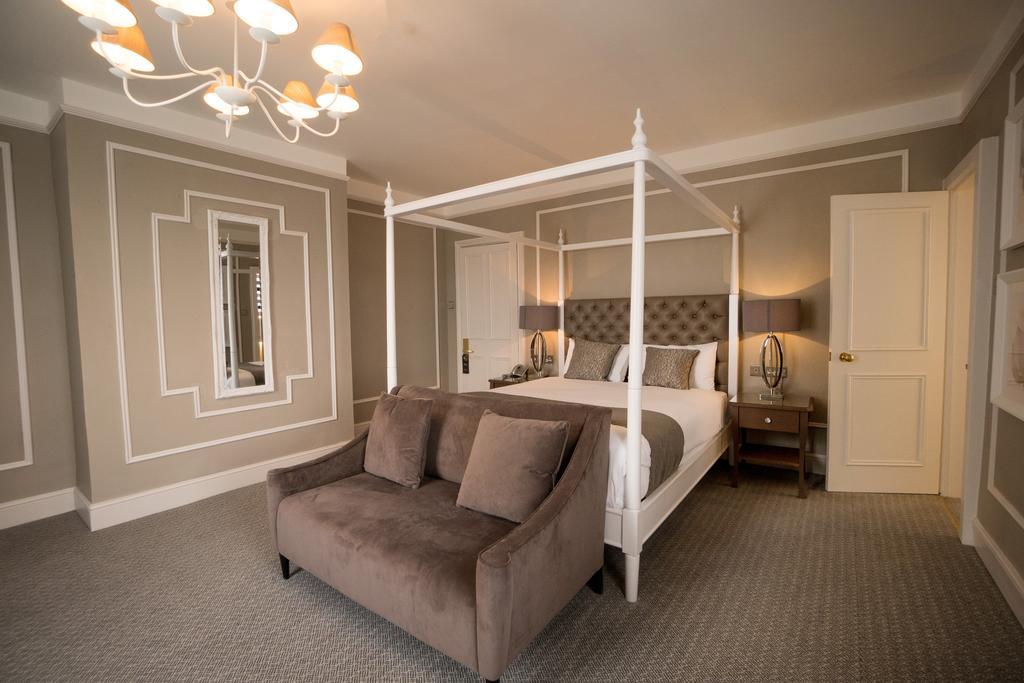 4-Poster Room