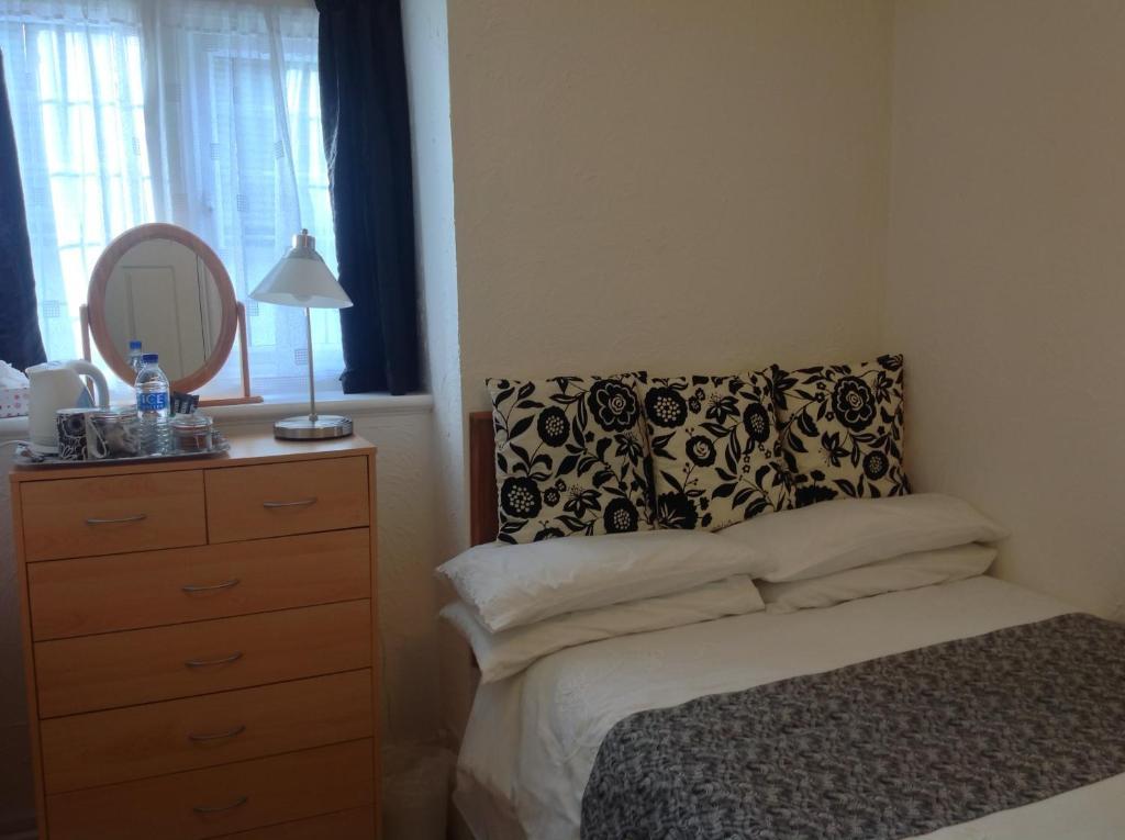 Small Double Room,53434873:JPEG