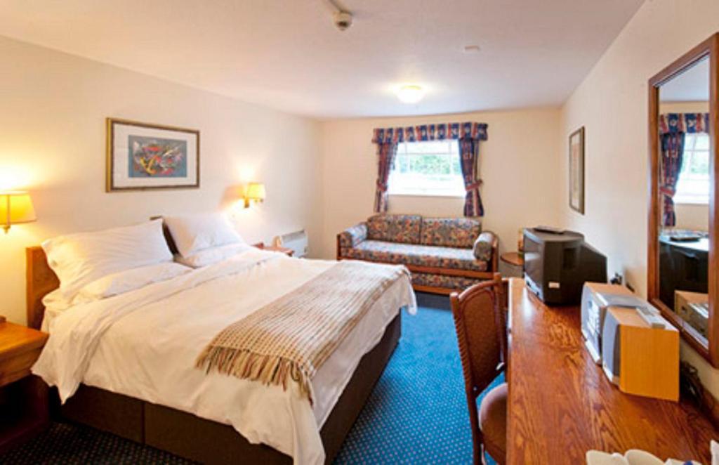 Family Room,62097649:JPEG