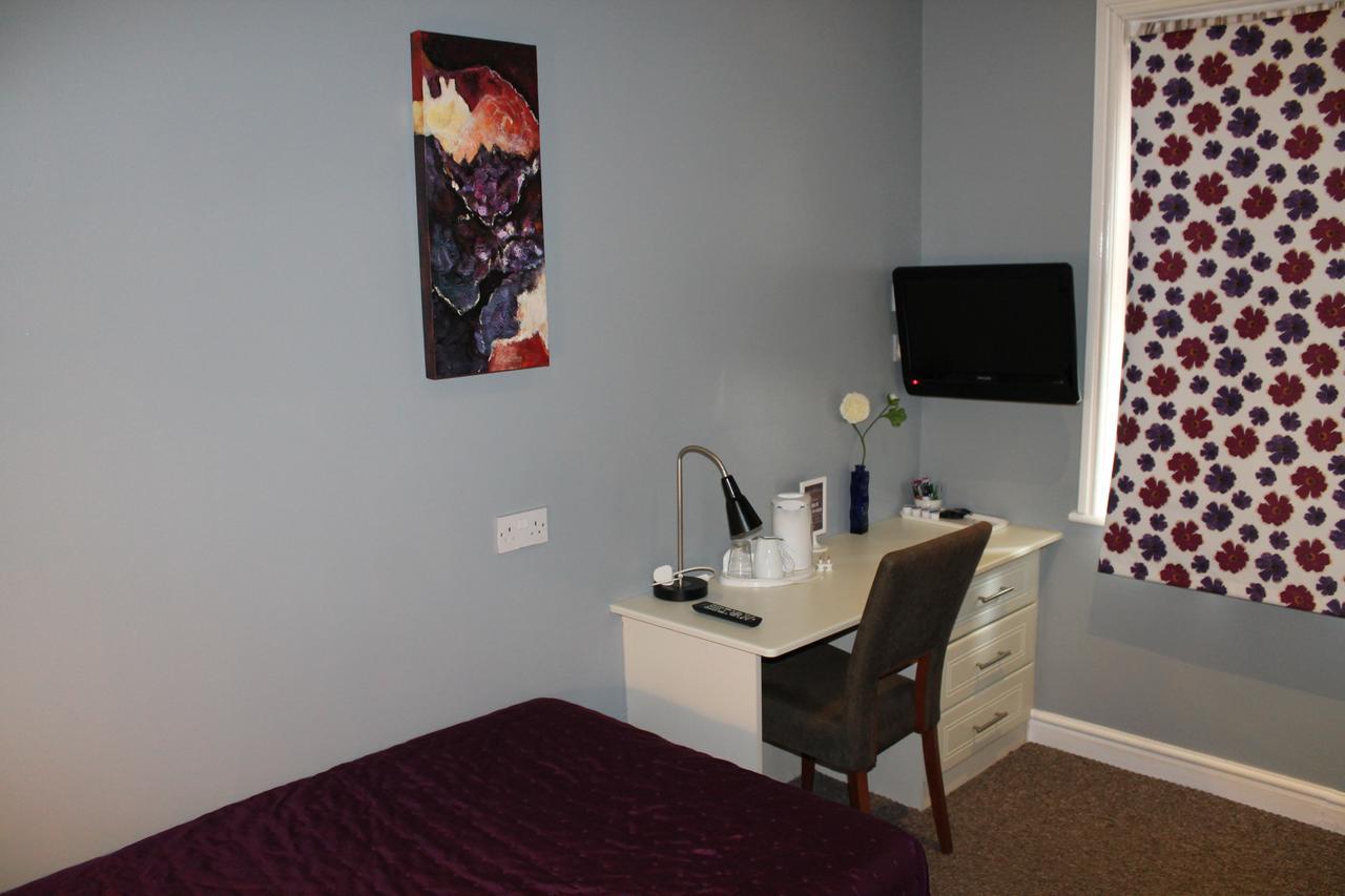 Budget Single Room with Shared Bathroom