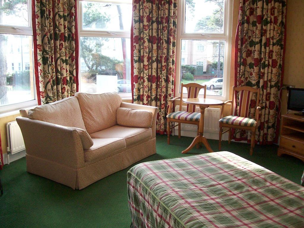 Family Room (2 Adults + 1 Child)