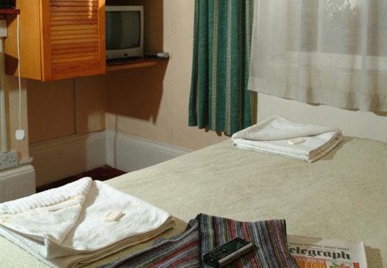 Basic Single Room with Shared Bathroom