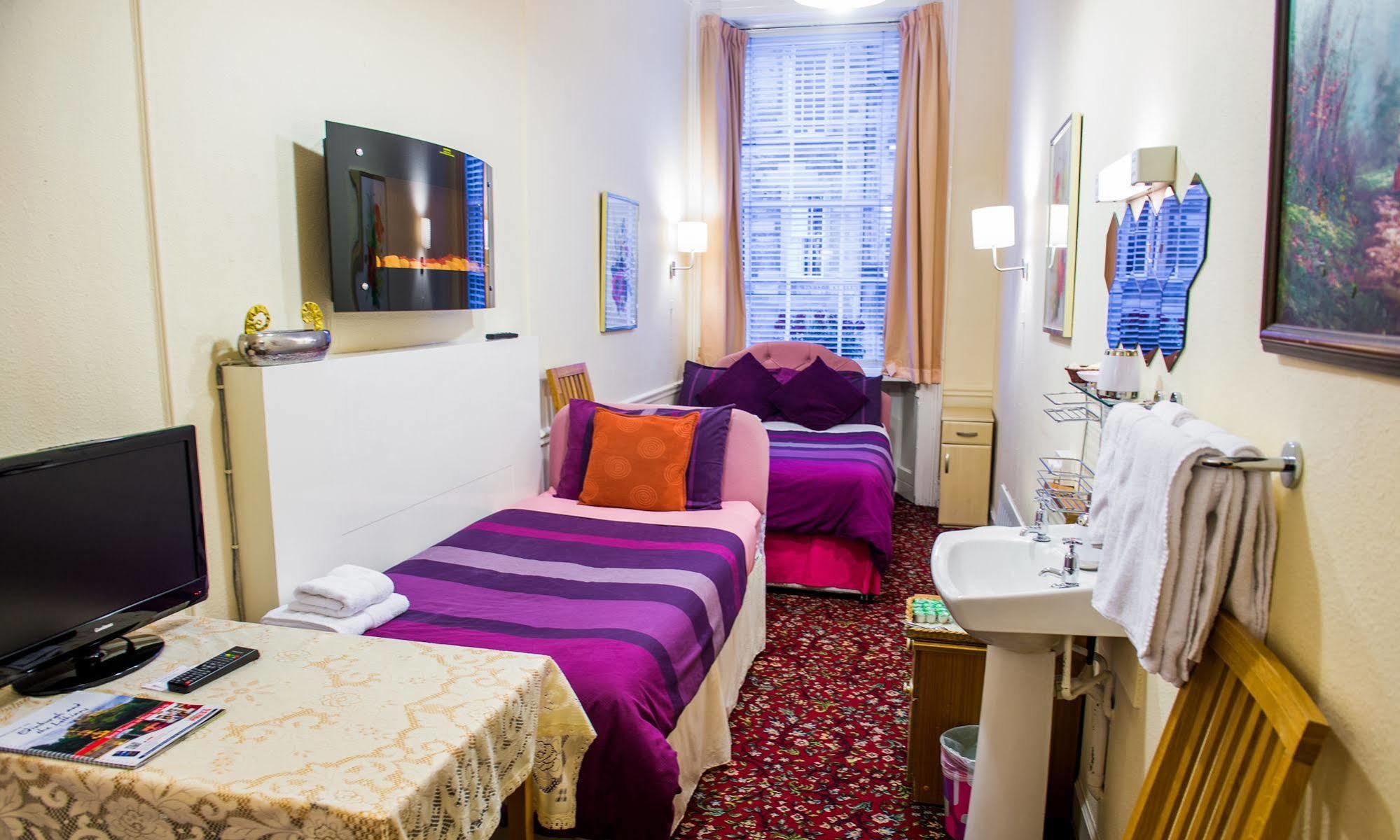 Family Room with Shared Bathroom (4 Adults)