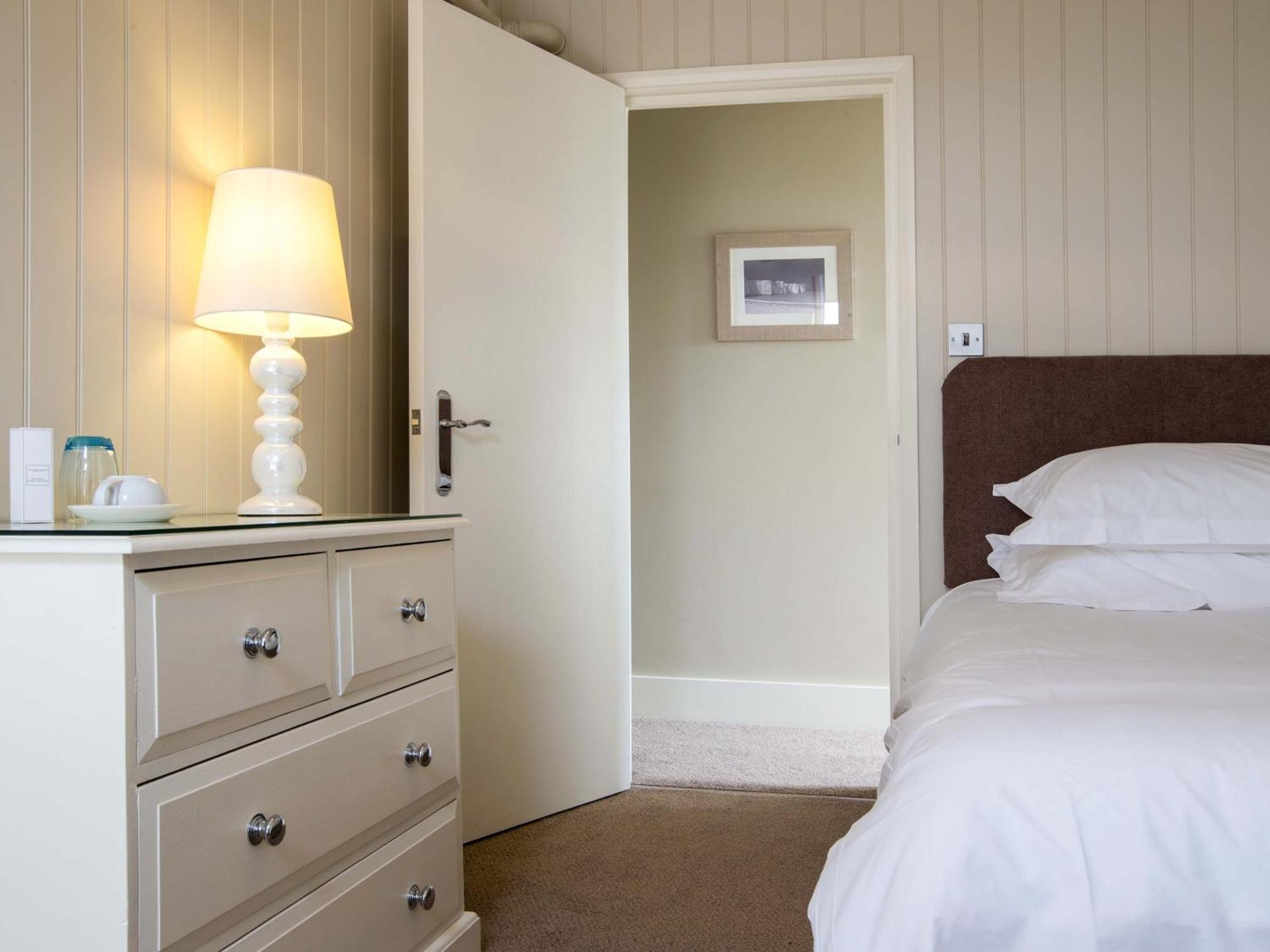 Standard Single Room,909681622:JPEG