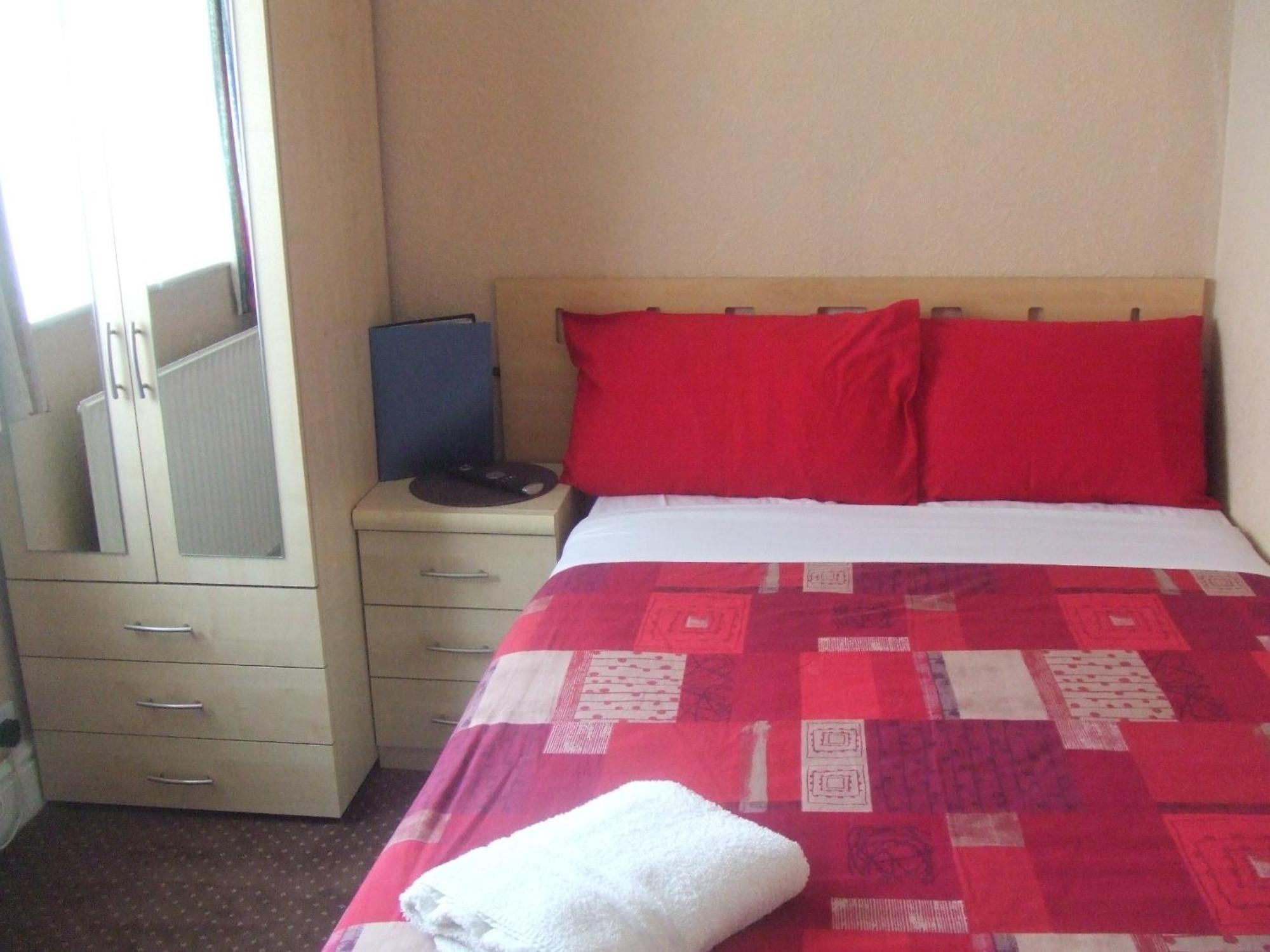 Small Double Room,704954608:JPEG