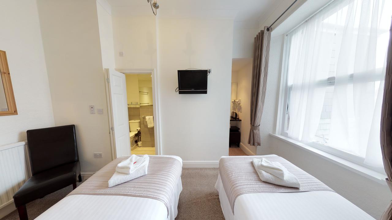 Twin Room with Bathroom,718725928:JPEG