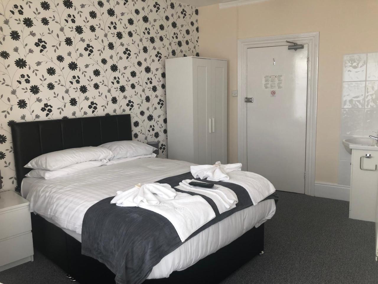 Small Double Room,789327555:JPEG