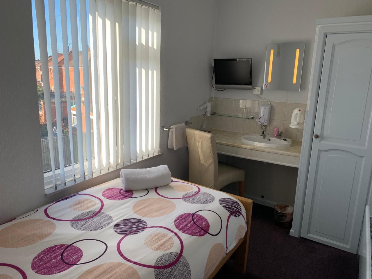 Single Room with Shared Bathroom,762579430:JPEG