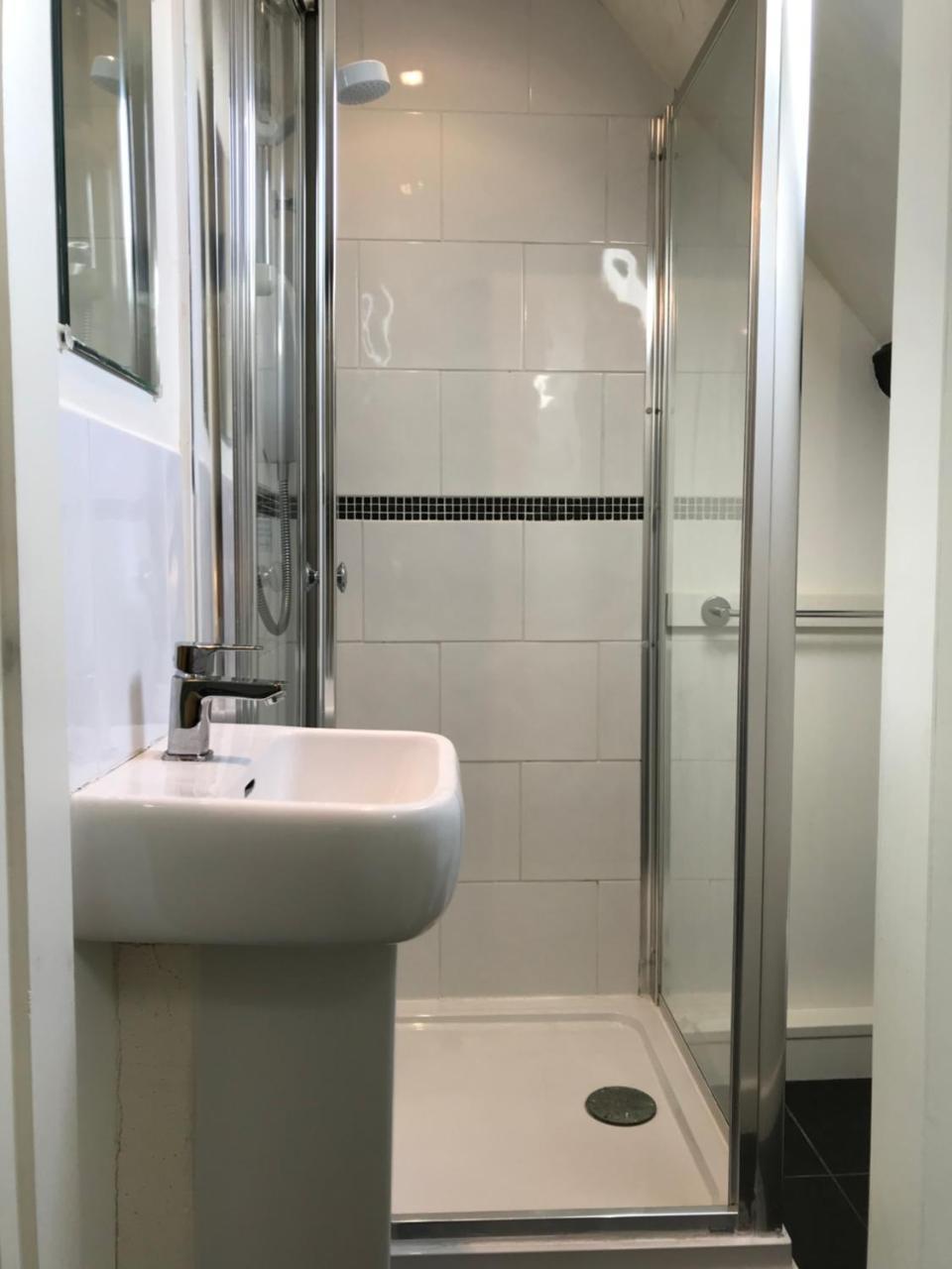 Small Double Room,785289924:JPEG