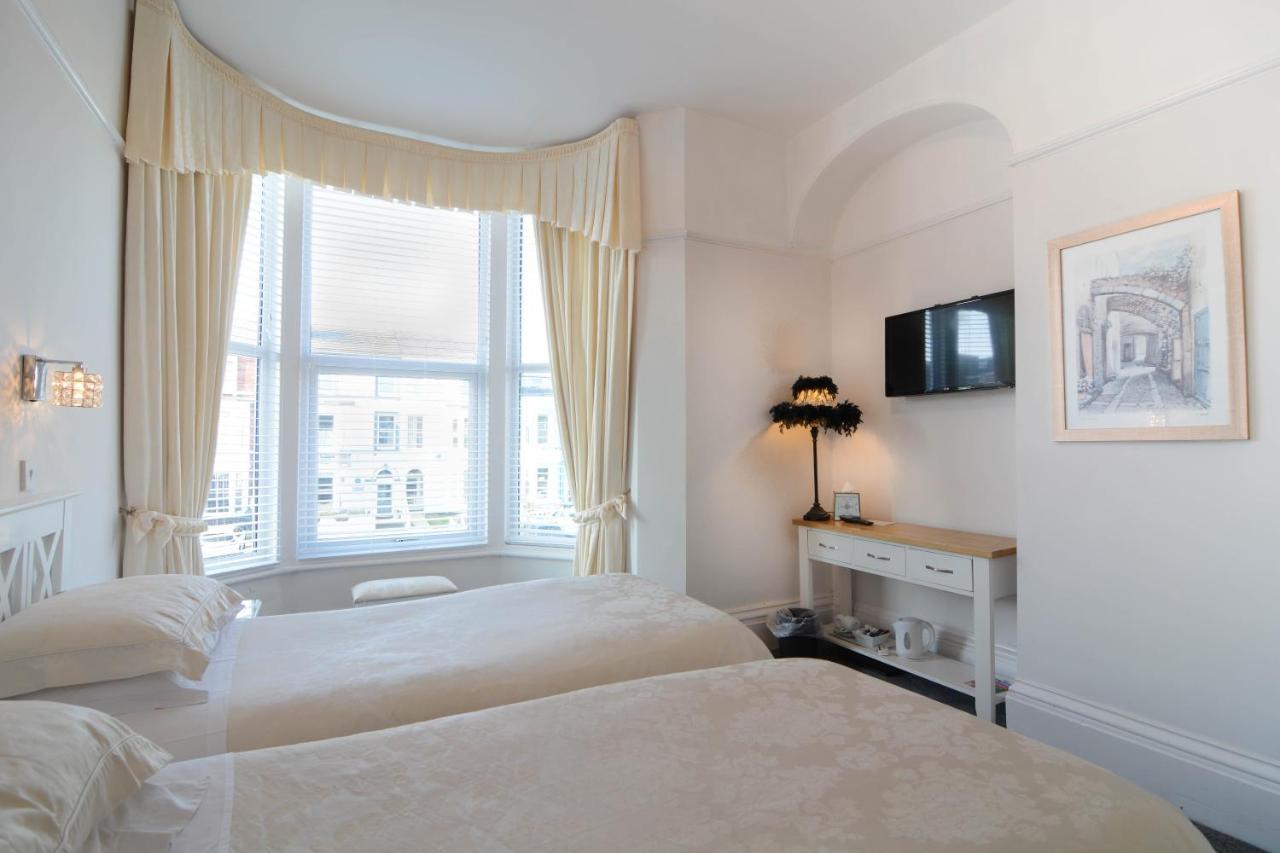 Small Double Room,769586404:JPEG