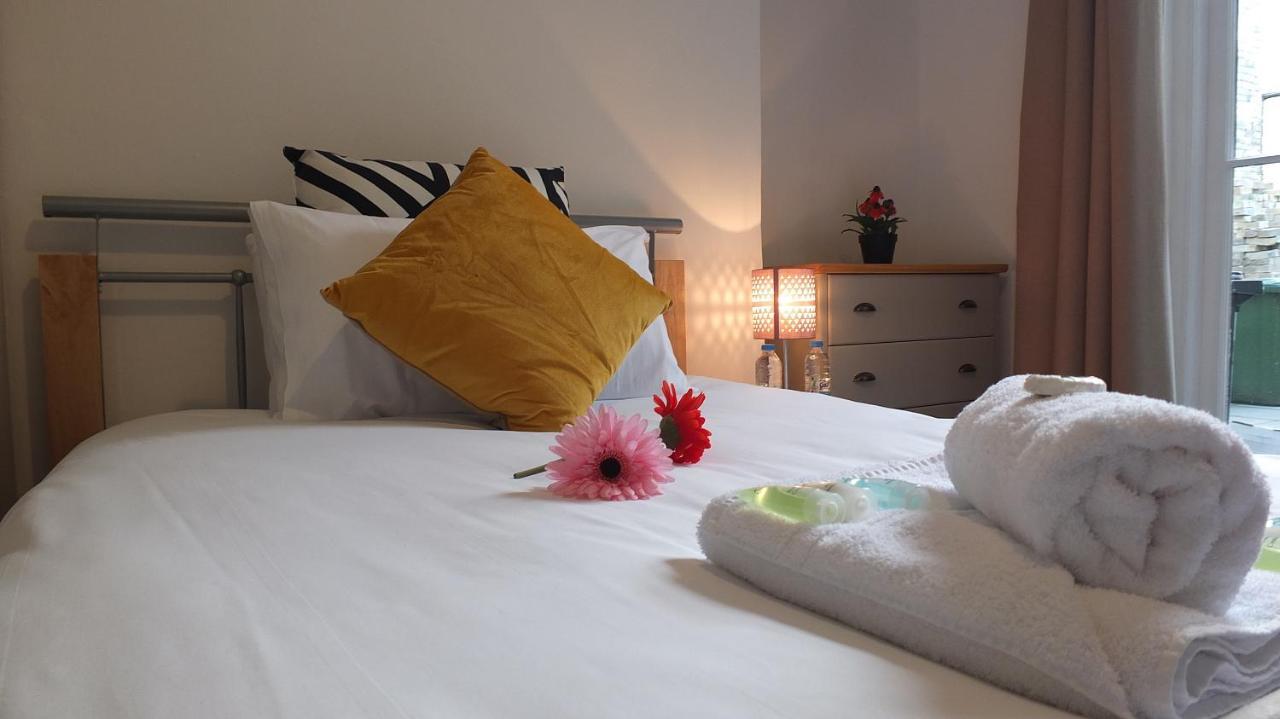En-Suite Large Double Room with Communal Patio,775582621:JPEG