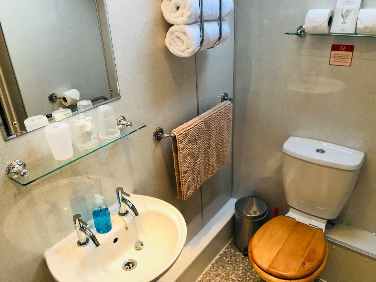 Double or Twin Room with Private Bathroom,789336555:JPEG