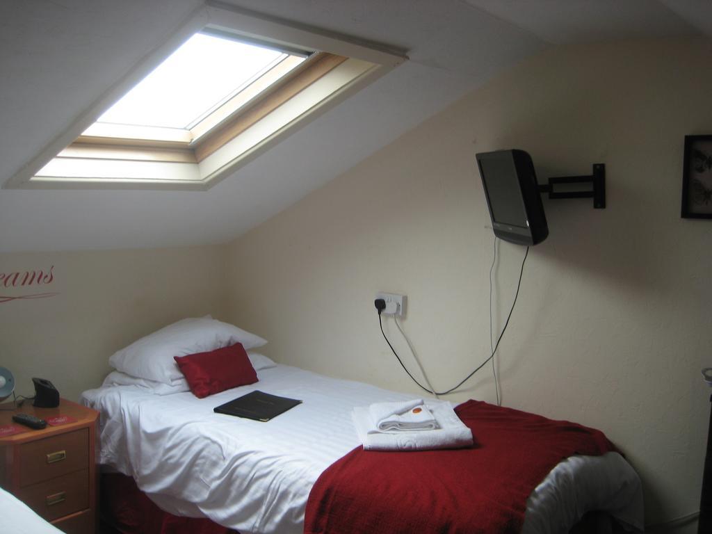 Twin Attic Room,79722342:JPEG