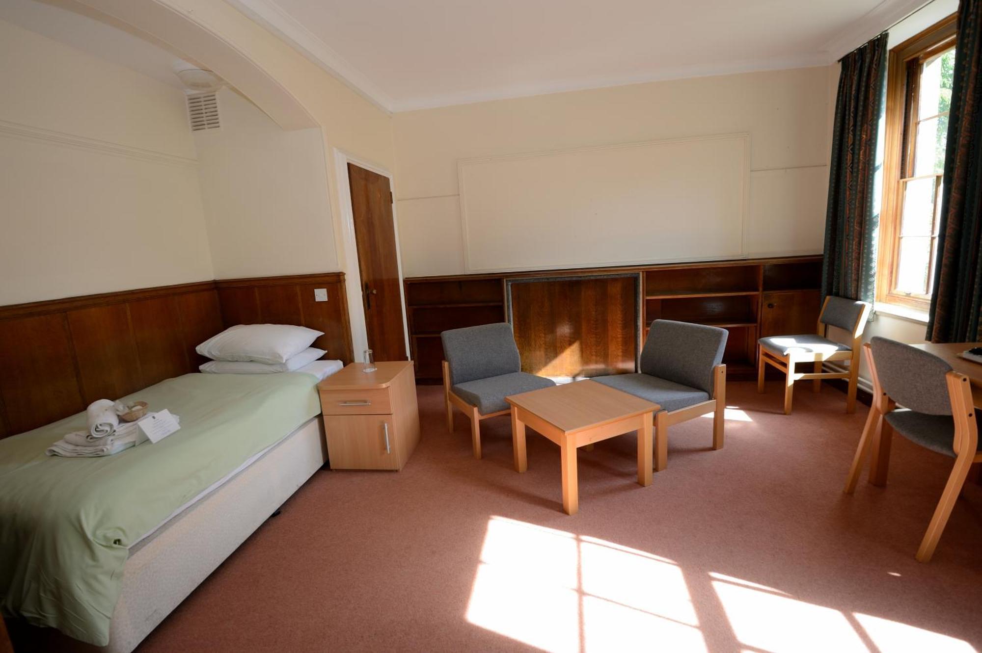 Standard Twin Room with Shared Bathroom