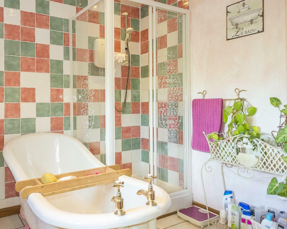 Standard Twin Room with Shared Bathroom