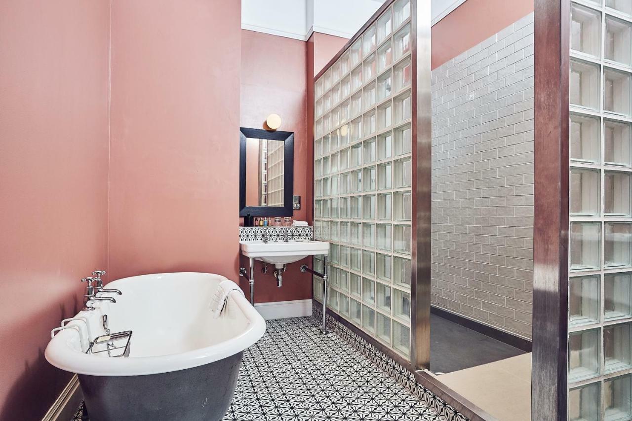 Suite,890959711:JPEG