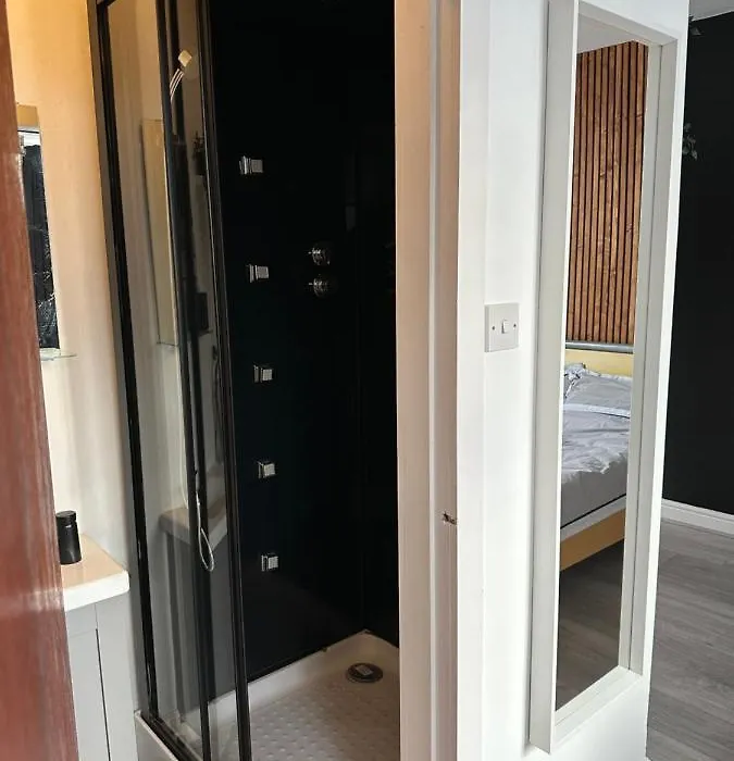 Modern En Suite Bedroom Close To City Centre-1