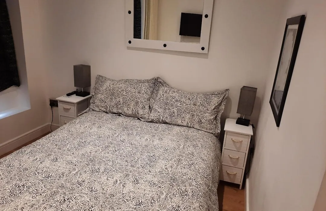 Lovely Home With Full En-Suite Double Bed Rooms-1