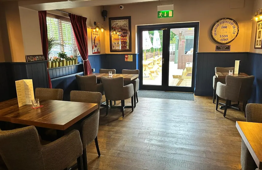 The Prince Albert Pub & Hotel With Onsite Free Parking 2 Minutes From Legoland-1