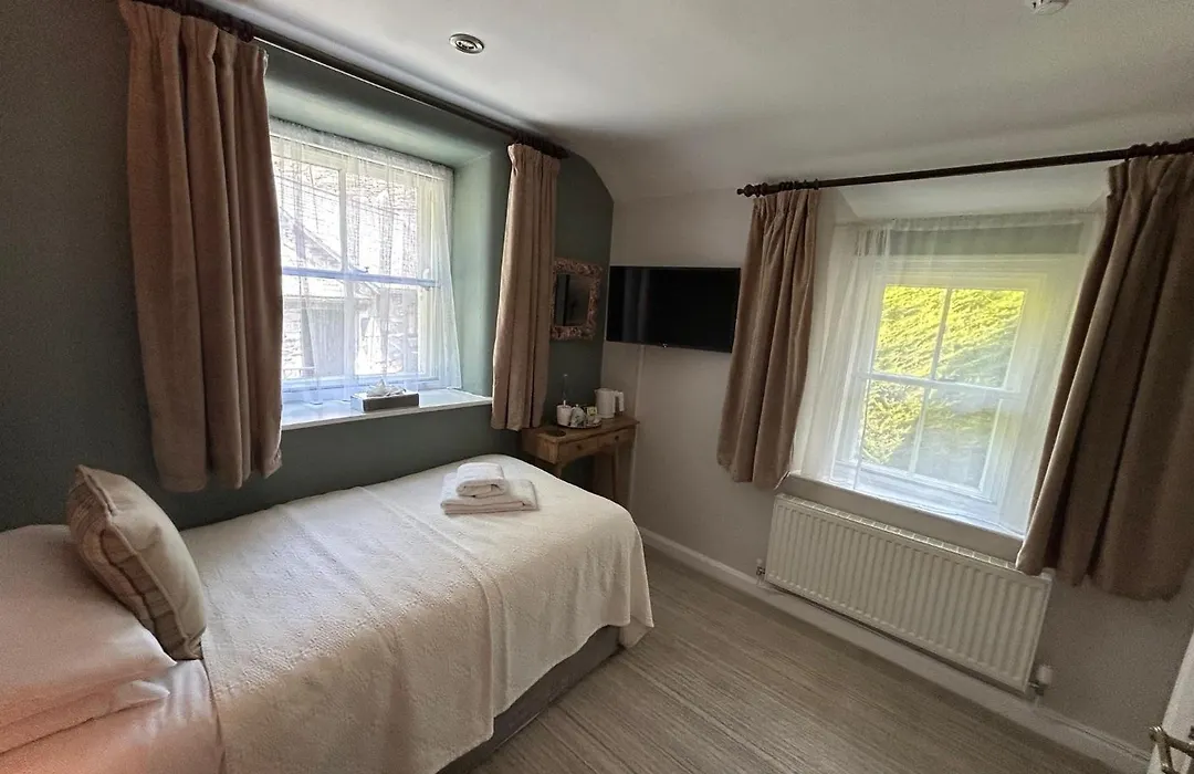 Yewfield Vegetarian Guest House-1