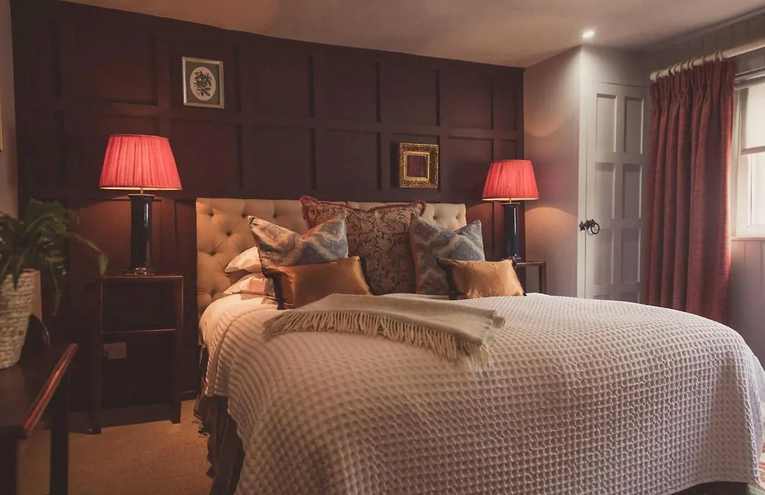 The Greyhound On The Test Hotel-1