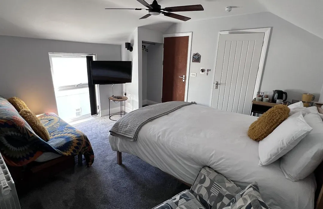 Hooper'S Sandy Beach Guest Rooms-1