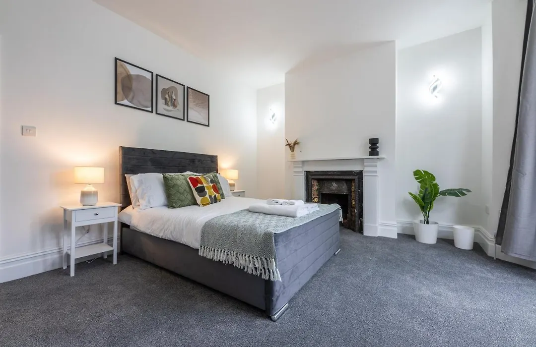 Stunning 6Br Cardiff Home | Free Parking & Bay-1