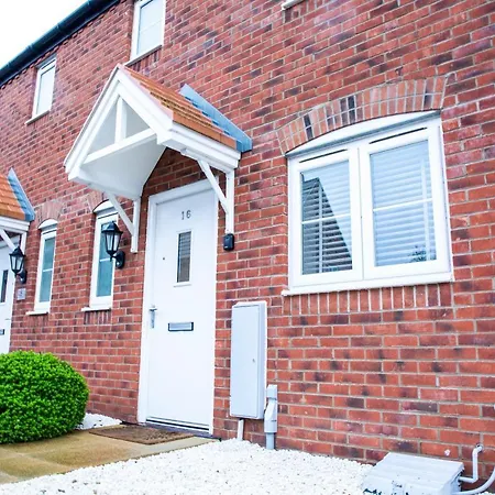 Modern House With Free Private Parking And Wifi-3