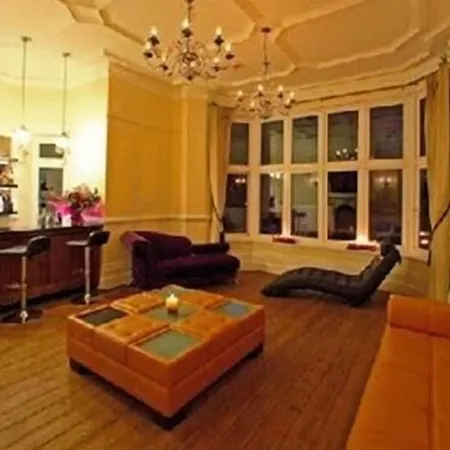Space Boutique B&B - With Free Private Car Park-2