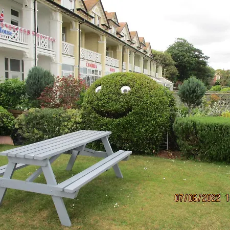 Sefton Lodge Seafront ,Panoramic Sea View Ensuite Balcony Rooms Available, Guest Garden-3