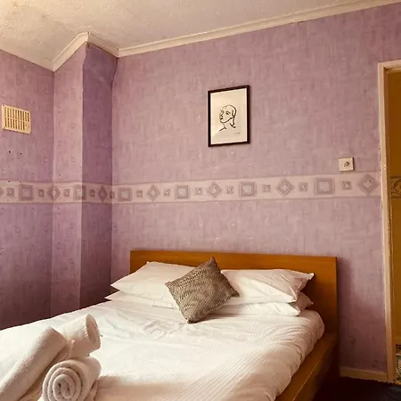'Melrose Three' At Stayboom-2